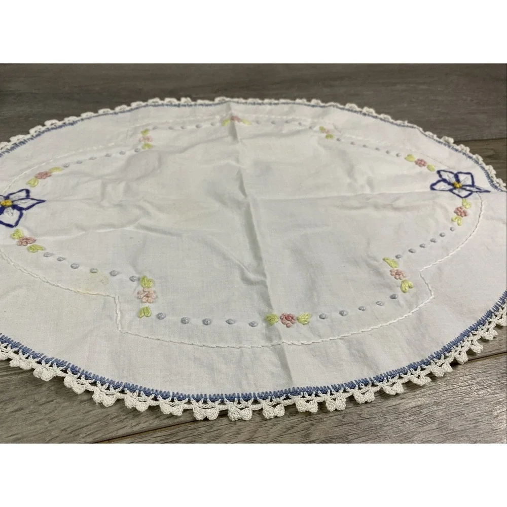 Vintage Floral Hand Embroidered Crocheted Trim Oval Doily Table Runner‎